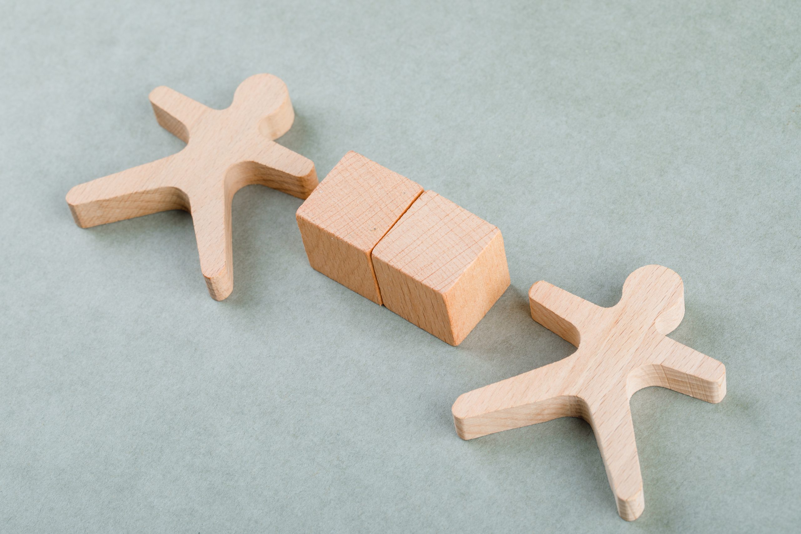 Manager jouant un rôle de médiateur entre deux collaborateurs en conflit