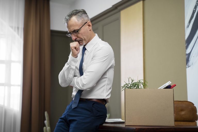 Dirigeant d'entreprise réfléchissant aux causes du turnover dans son organisation